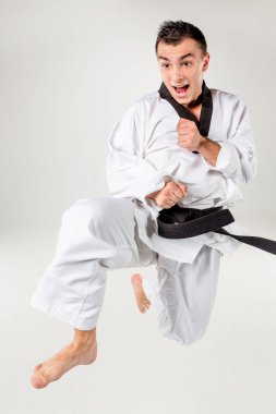 Siyah kuşak karate adamla