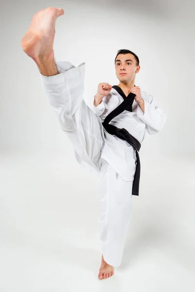 De karate man met zwarte band — Stockfoto