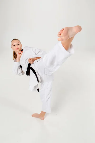 Den karate tjejen med svart bälte — Stockfoto