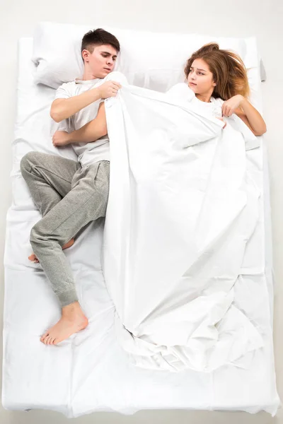La joven pareja adorable acostada en una cama —  Fotos de Stock