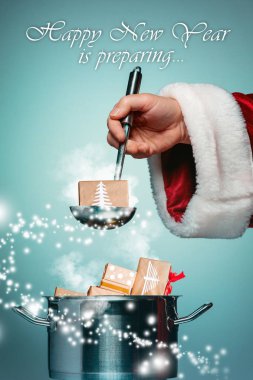 Bir kepçe veya mutfak kaşık tutan Santa el