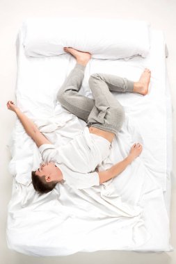 Bir yatakta yatan genç adam