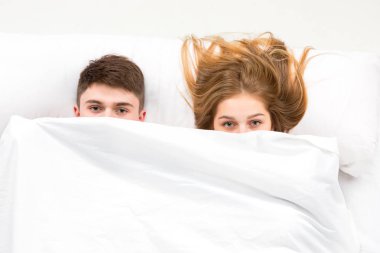 Bir yatakta yatan genç güzel Çift