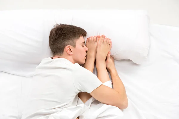 Młoda para piękny, leżącego w łóżku — Zdjęcie stockowe