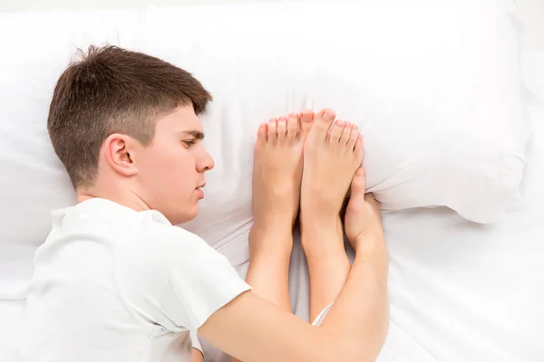 O jovem casal adorável deitado em uma cama — Fotografia de Stock