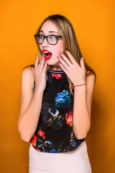 Portrait of young woman with shocked facial expression — Stock Photo, Image