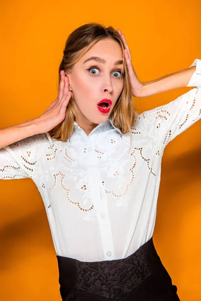 Portrait of young woman with shocked facial expression — Stock Photo, Image