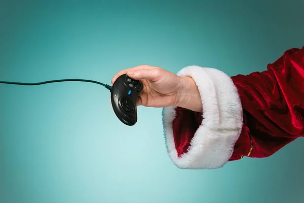 Mano de Santa Claus presionando las consolas de juegos remotas — Foto de Stock