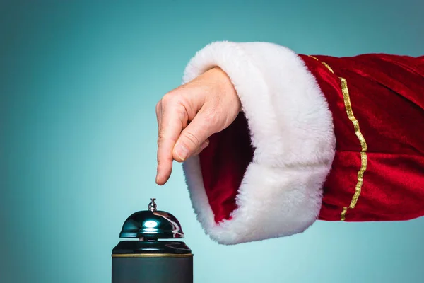 Hand van de kerstman op de klok te drukken — Stockfoto