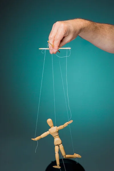 Image puppet in the hands of the puppeteer — Stock Photo, Image