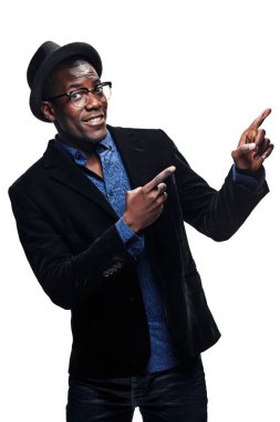 Siyah adam mutlu ifade ile