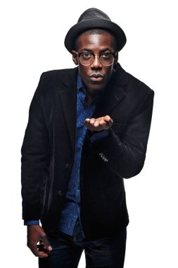 Siyah adam mutsuz ifade ile