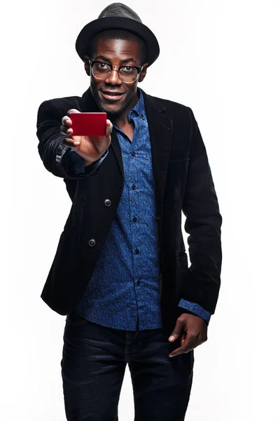 Der schwarze Mann mit glücklichem Gesichtsausdruck mit Kreditkarte — Stockfoto