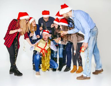 Birçok genç kadın ve erkek Noel partisinde içme