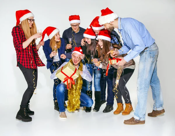 Muchas mujeres jóvenes y hombres que beben en la fiesta de Navidad — Foto de Stock