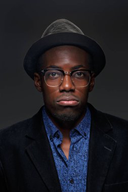 Düşünme siyah adam