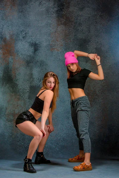 Две привлекательные девушки танцуют тверк в студии — стоковое фото