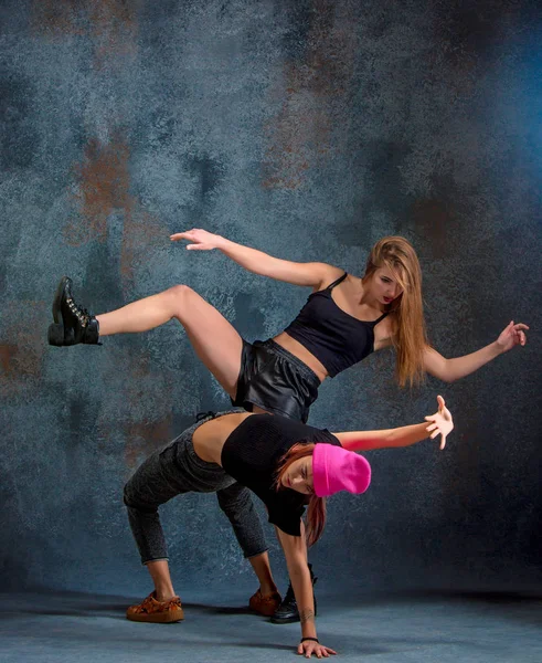Las dos chicas atractivas bailando twerk en el estudio —  Fotos de Stock
