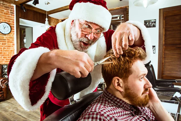 Santa claus as master at barber shop — Stock Photo, Image