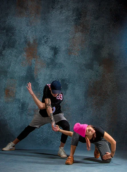 Las dos chicas y chicos bailando hip hop en el estudio —  Fotos de Stock