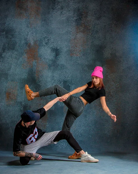 İki genç kız ve erkek stüdyoda hip hop dans — Stok fotoğraf