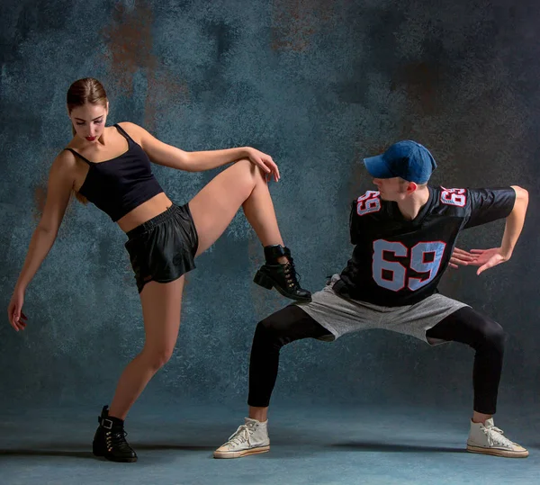 Dua gadis muda dan laki-laki menari hip hop di studio — Stok Foto