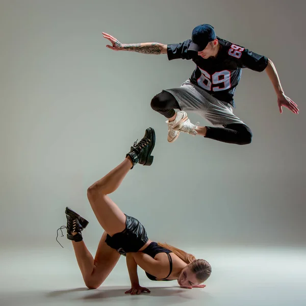 De twee jonge meisje en jongen dansen hip hop in de studio — Stockfoto