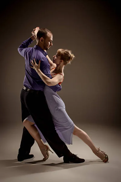 O homem e a mulher dançando tango argentino — Fotografia de Stock