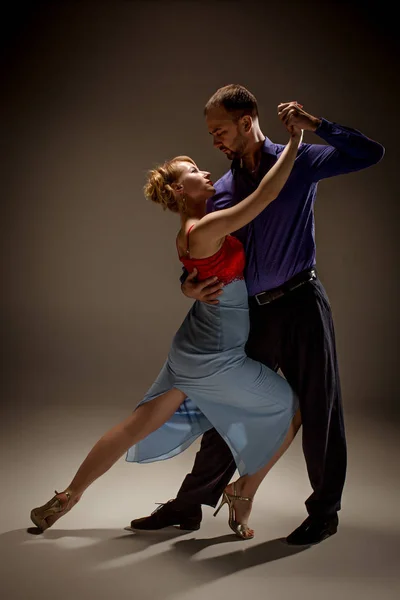 Mannen och kvinnan dansar argentinsk tango — Stockfoto