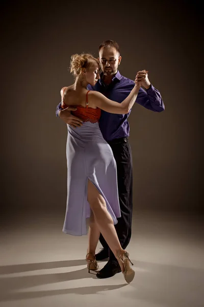 L'uomo e la donna che ballano il tango argentino — Foto Stock