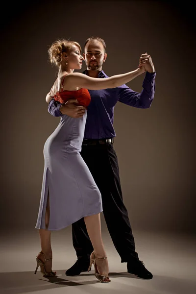 De man en de vrouw Argentijnse tango dansen — Stockfoto