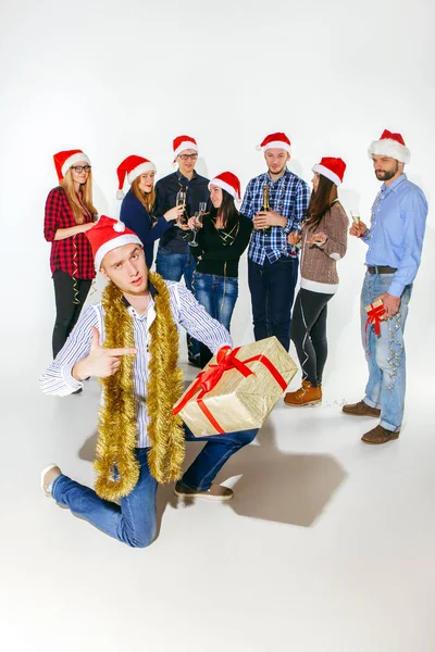 Muchas mujeres jóvenes y hombres que beben en la fiesta de Navidad — Foto de Stock