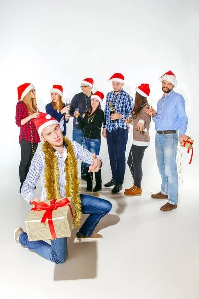 Muchas mujeres jóvenes y hombres que beben en la fiesta de Navidad — Foto de Stock