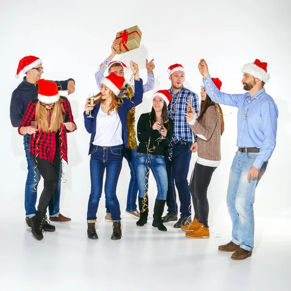 Muchas mujeres jóvenes y hombres que beben en la fiesta de Navidad — Foto de Stock