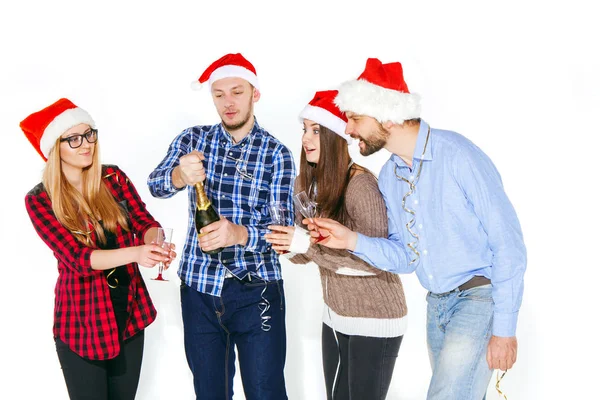 Muchas mujeres jóvenes y hombres que beben en la fiesta de Navidad —  Fotos de Stock