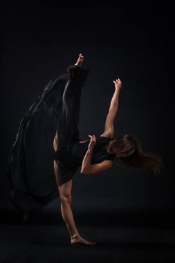 Siyah arka plan üzerine dans bej elbise genç güzel dansçı