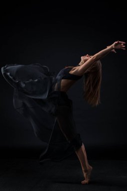 Siyah arka plan üzerine dans bej elbise genç güzel dansçı
