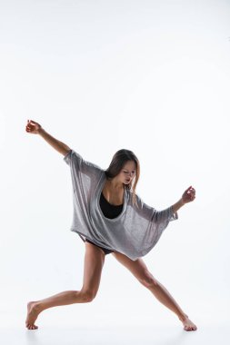 Beyaz arka plan üzerinde dans bej elbise genç güzel dansçı