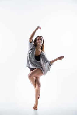 Beyaz arka plan üzerinde dans bej elbise genç güzel dansçı