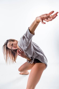 Beyaz arka plan üzerinde dans bej elbise genç güzel dansçı