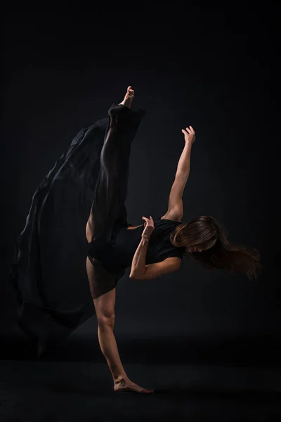 Młoda piękna tancerka w beżowa sukienka taniec na czarnym tle — Zdjęcie stockowe