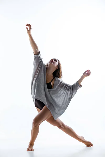 Fiatal gyönyörű táncos-bézs ruha tánc fehér háttér — Stock Fotó