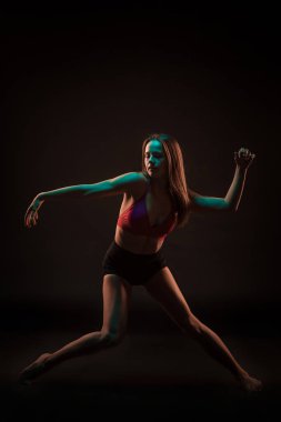 Siyah arka plan üzerine dans bej elbise genç güzel dansçı