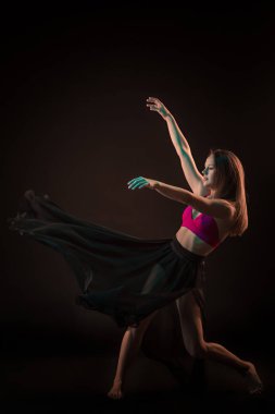 Siyah arka plan üzerine dans bej elbise genç güzel dansçı