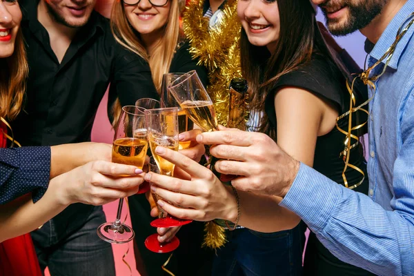 Veel jonge vrouwen en mannen drinken op kerstfeest — Stockfoto