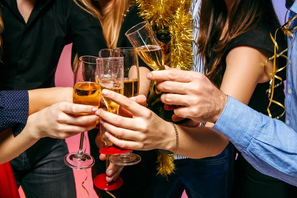 Πολλές νεαρές γυναίκες και άνδρες πίνουν στο Χριστουγεννιάτικο πάρτι — Φωτογραφία Αρχείου