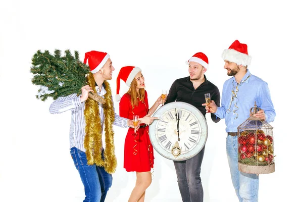 Muchas mujeres jóvenes y hombres que beben en la fiesta de Navidad —  Fotos de Stock
