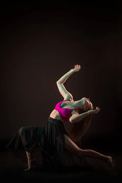 黒の背景の上で踊ってベージュのドレスに若い美しいダンサー — ストック写真