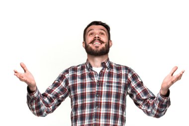 Genç adam kameraya bakan