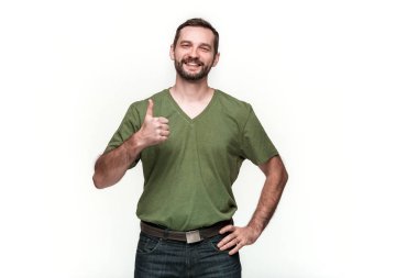 Genç adam kameraya bakan